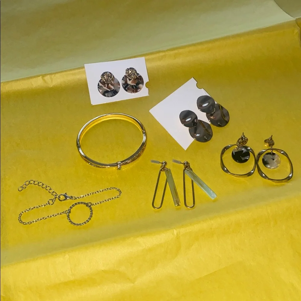 6 Jewelry Pieces Bundle from H&M Gold Classic - Picture 5 of 10